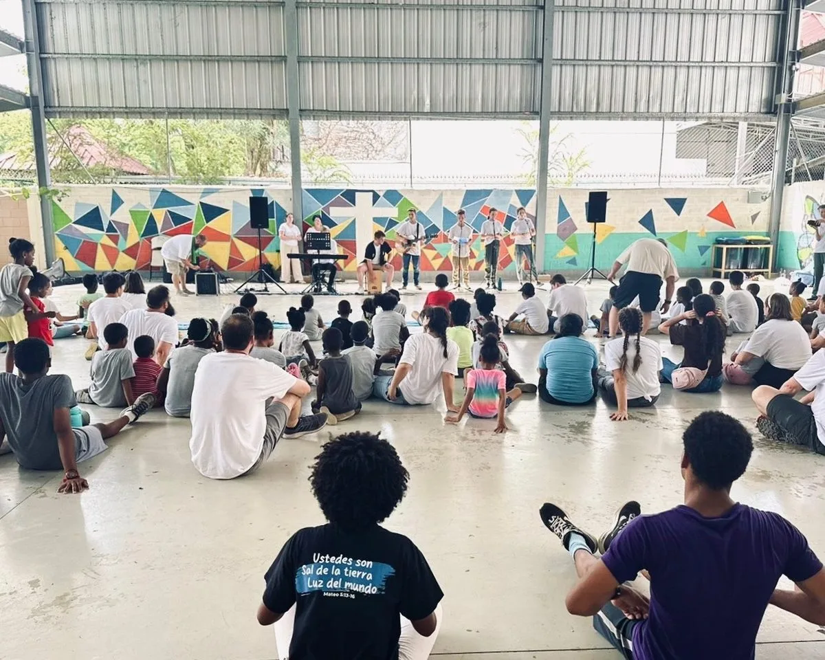 Niños de Hogar Misericordia en un acto